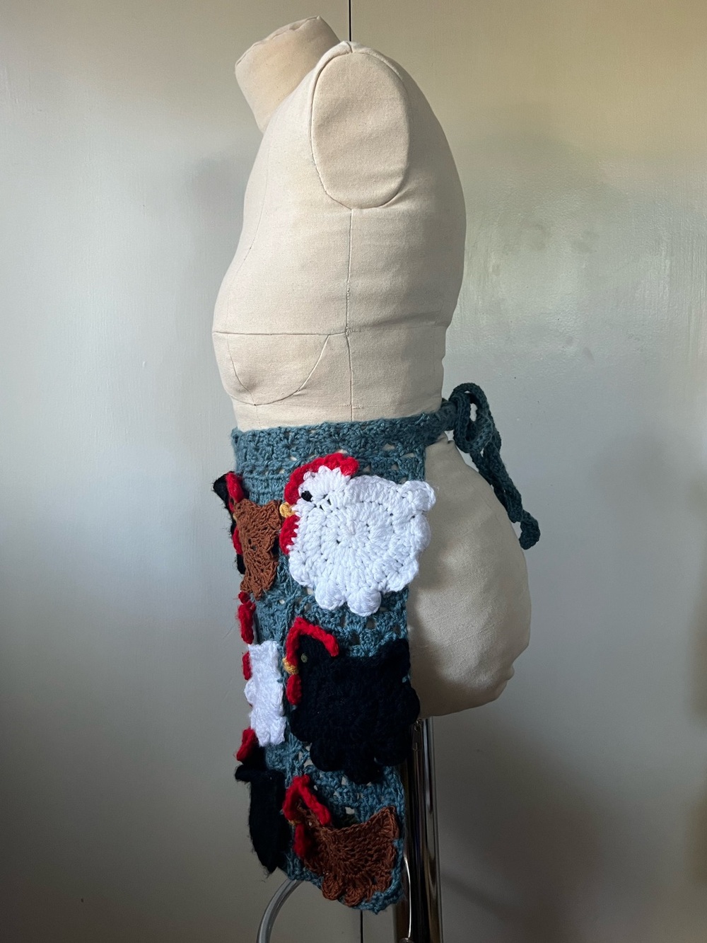 Made to order: crochet egg-collecting apron with chicken pockets - Picture 3 of 8